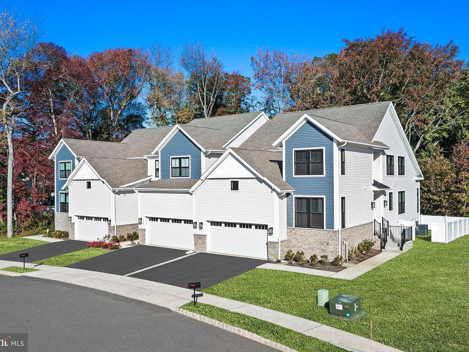 Home built by Sharbell at 7 SPORTSMAN BLVD