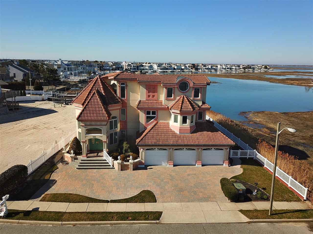 Home built by Mashura Builders at 606 42ND ST
